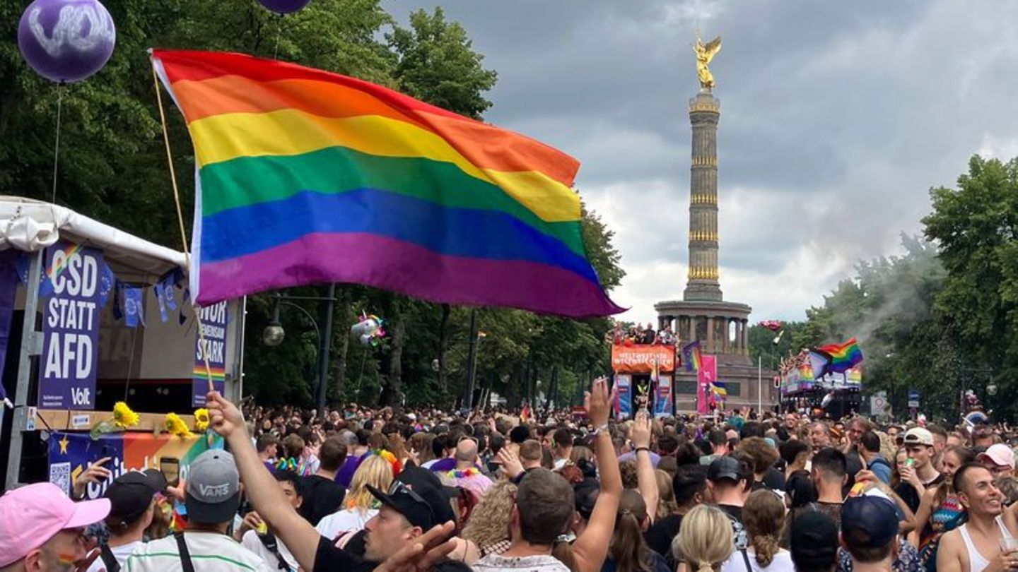 Schlusspunkt des Demo-Umzugs war die Siegessäule. Foto: Anna Ross/dpa