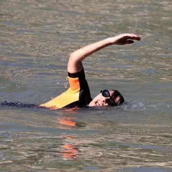 La alcaldesa de París se baña por fin en el río Sena