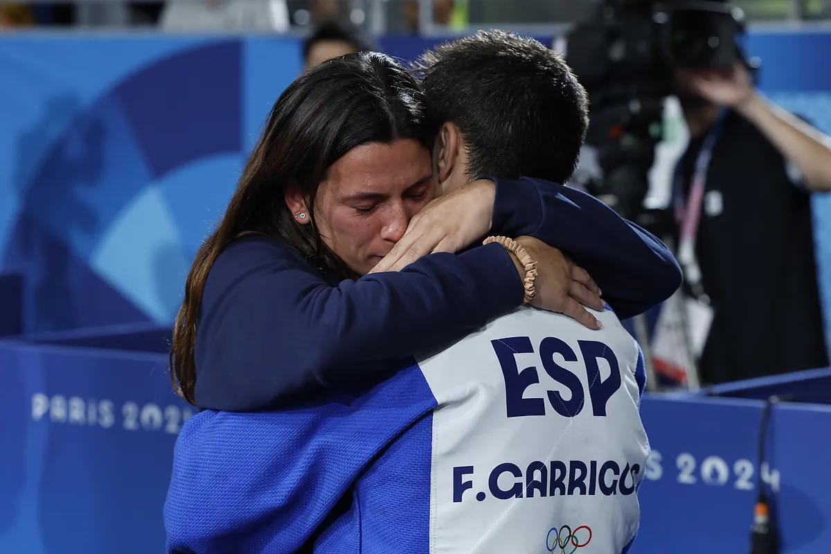 La intrahistoria del bronce de Fran 'Pinchito' Garrigós: la ausencia de Pedro Sánchez, el beso de Ana y "mensajes desagradables" desde Japón