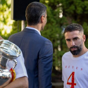 La número tres del PSOE de Castilla y León llama "fascista" y "zafio" a Carvajal tras su frío saludo a Pedro Sánchez