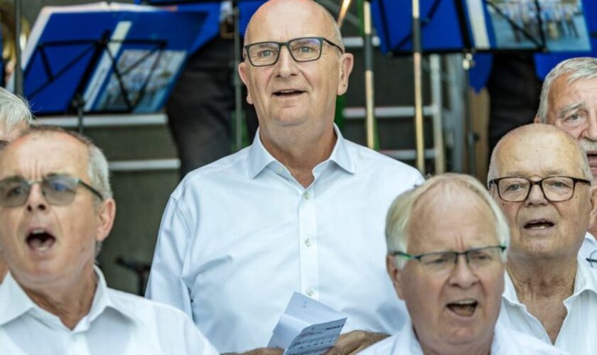 Ministerpräsident Dietmar Woidke (SPD) singt bei seiner Sommertour im Chor mit. Foto: Frank Hammerschmidt/dpa