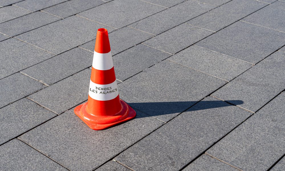 Législatives – Le candidat RN arrivé en tête au 1er tour était un cône de signalisation avec un graffiti « Dehors les Arabes »