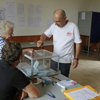 Législatives cruciales en France: 59,71% de votants à 17h00, participation la plus élevée depuis 1981