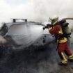 Les pompiers face à l'horreur : Le corps d'un homme retrouvé dans le coffre d'une voiture en feu