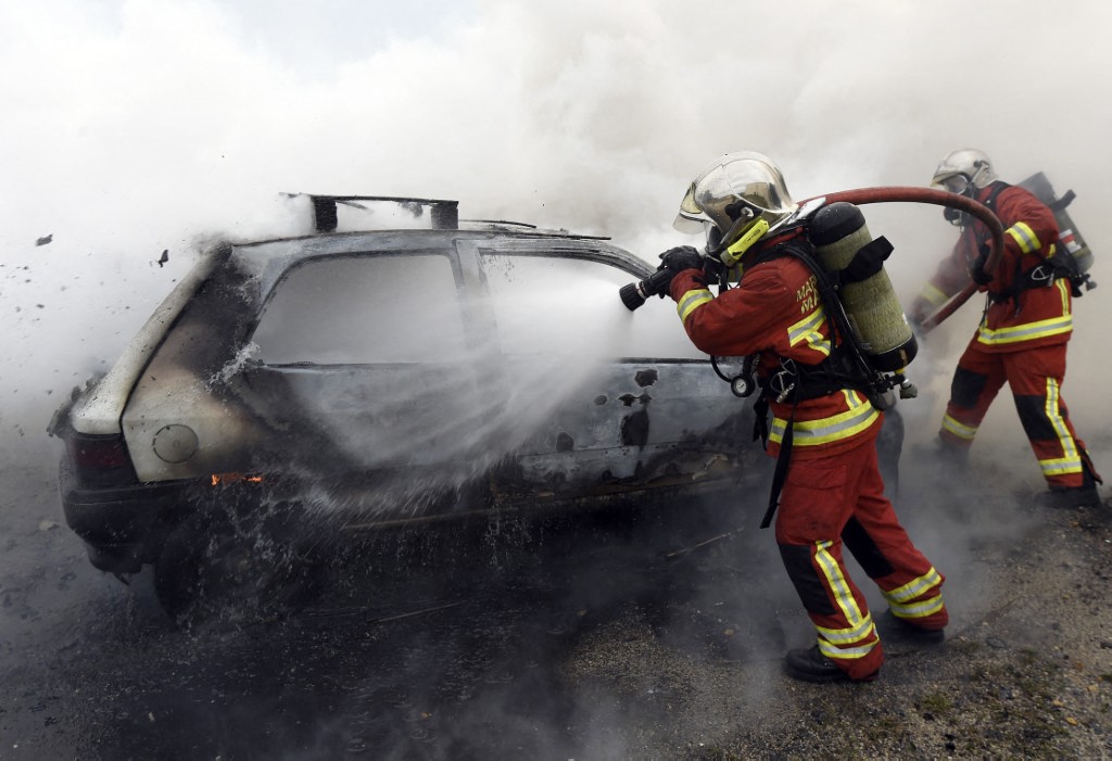 Les pompiers face à l'horreur : Le corps d'un homme retrouvé dans le coffre d'une voiture en feu