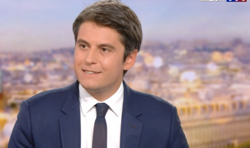 Maintenu à son poste, Gabriel Attal demande à Emmanuel Macron s’il pourra « quand même partir en colo cet été »