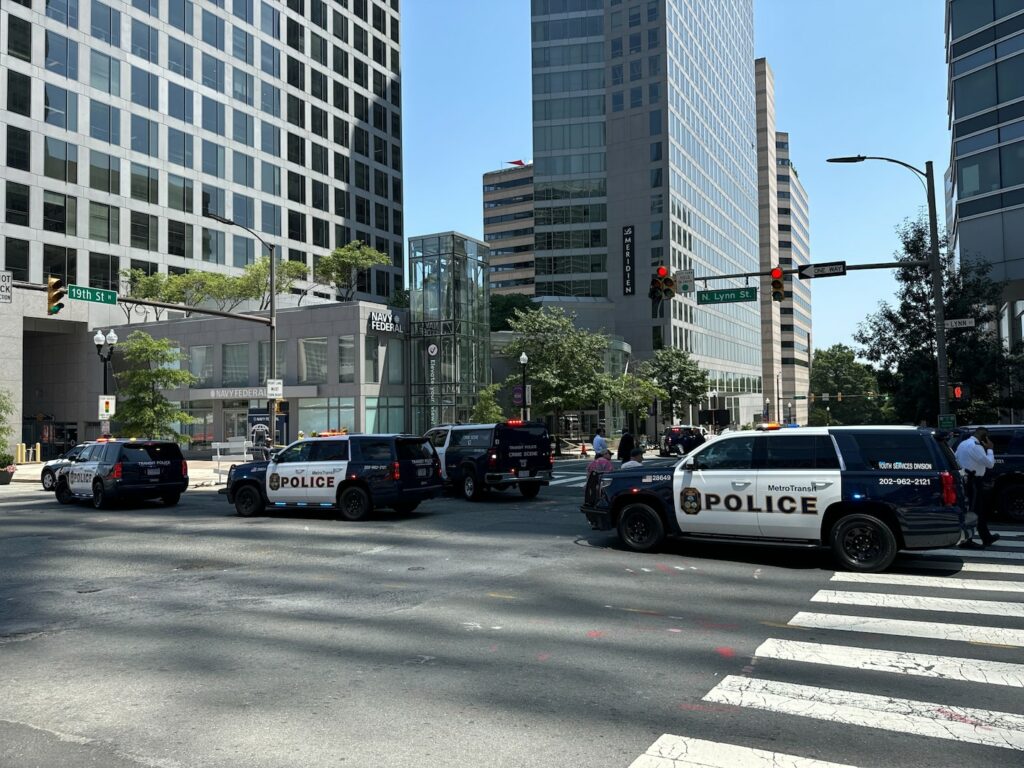 Metro officer shot carjacking suspect near Rosslyn station, police say