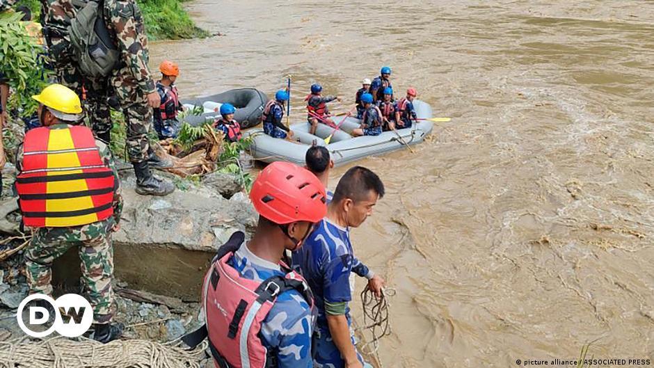 Nepal: Rescuers losing hope of finding landslide survivors