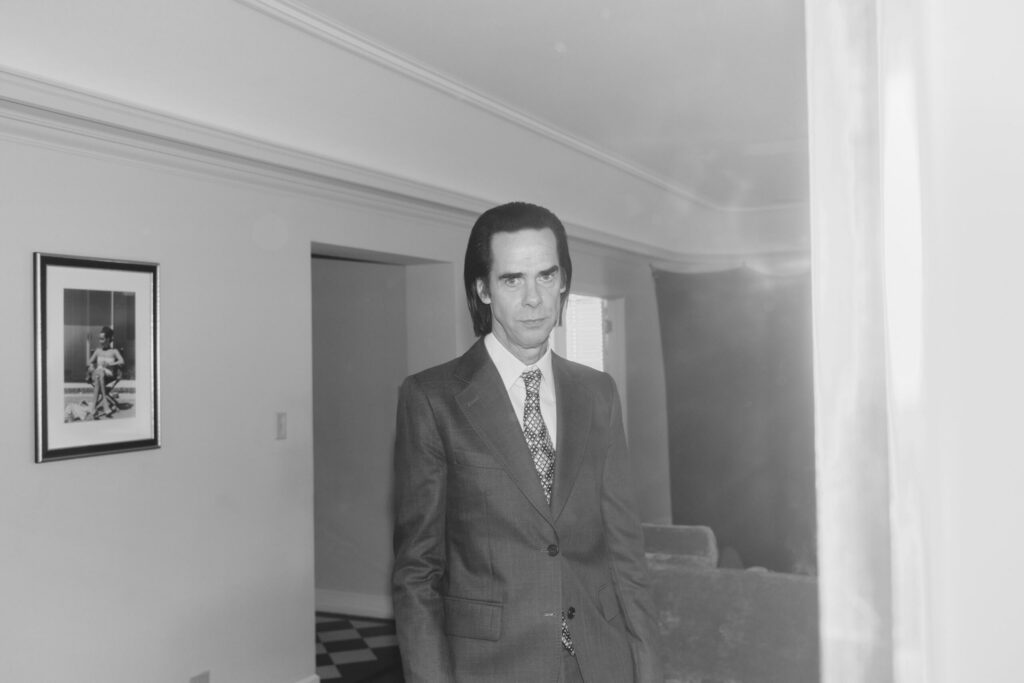 Nick Cave dévoile le très beau “Long Dark Night” avant la sortie de son prochain album