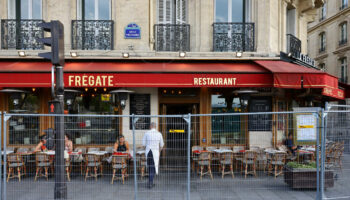 Paris 2024 : des commerçants et restaurateurs s’alarment d’une forte baisse de fréquentation liée aux « lourds dispositifs de sécurité » prévus pour les JO