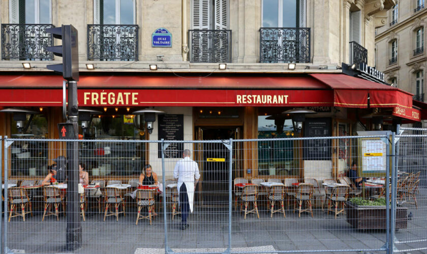 Paris 2024 : des commerçants et restaurateurs s’alarment d’une forte baisse de fréquentation liée aux « lourds dispositifs de sécurité » prévus pour les JO
