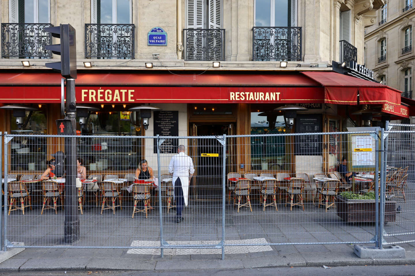 Paris 2024 : des commerçants et restaurateurs s’alarment d’une forte baisse de fréquentation liée aux « lourds dispositifs de sécurité » prévus pour les JO