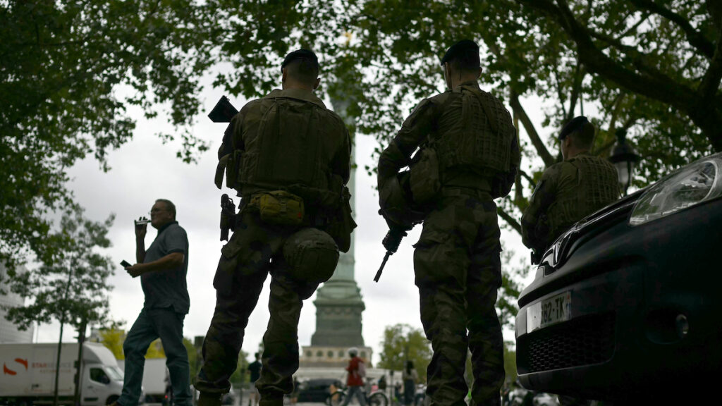 Paris outragé! Paris brisé! Paris martyrisé! Mais Paris olympisé!