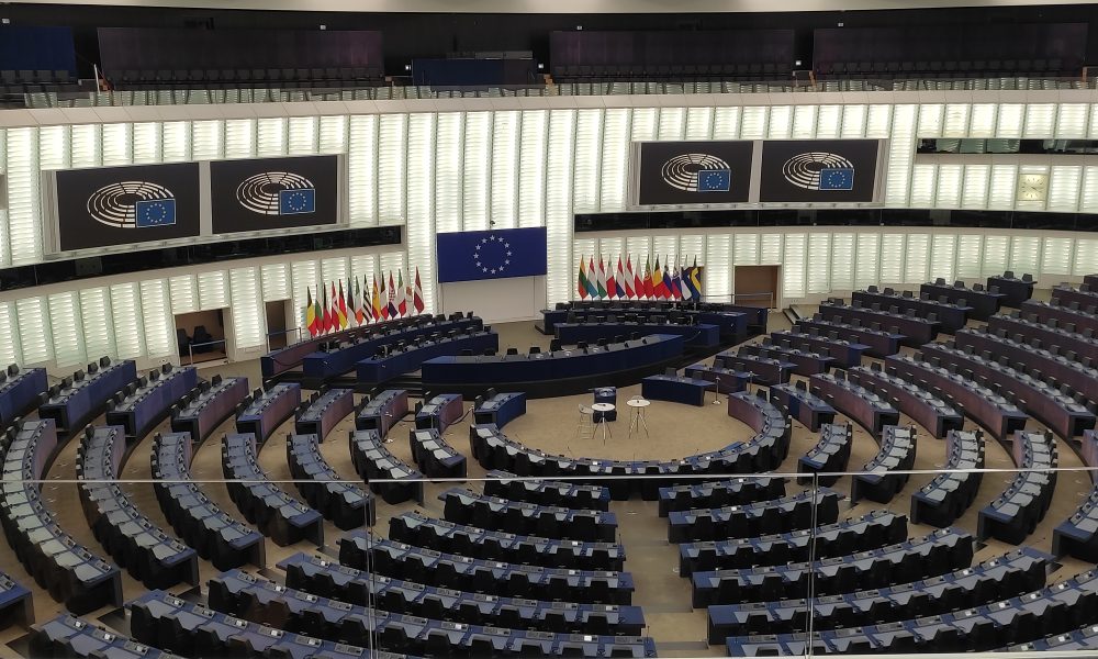 Parlement européen – Faute de présences, le siège de Jordan Bardella transformé en relais colis