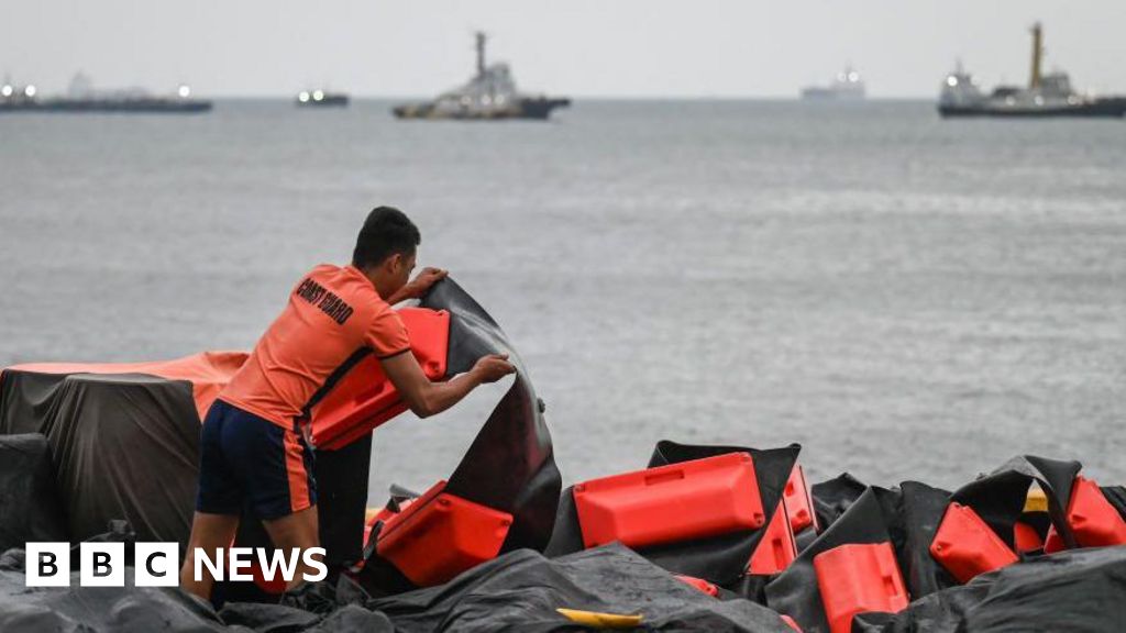 Philippines 'prepares for worst' after oil spill