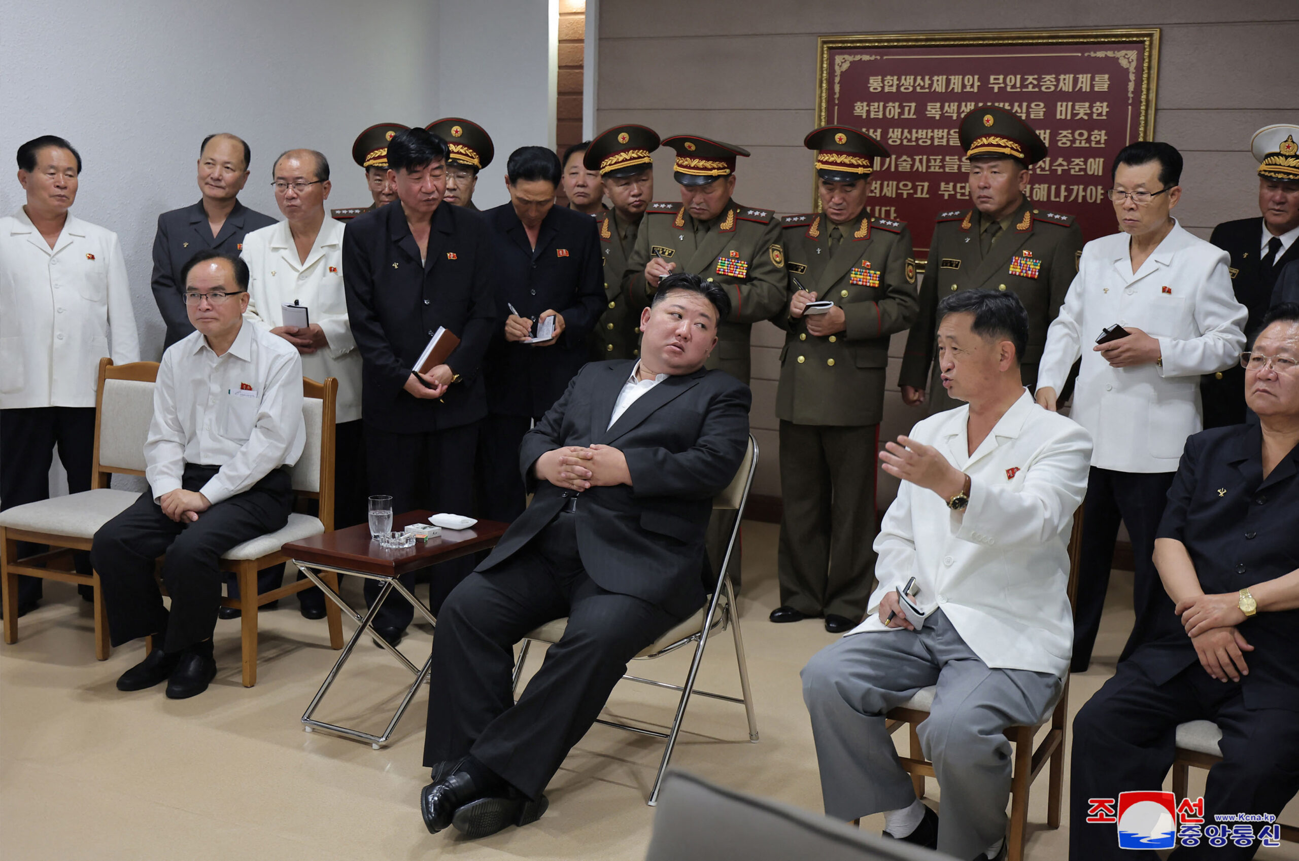 Pourquoi les officiels nord-coréens portent désormais un pin's à l'effigie de Kim Jong-un