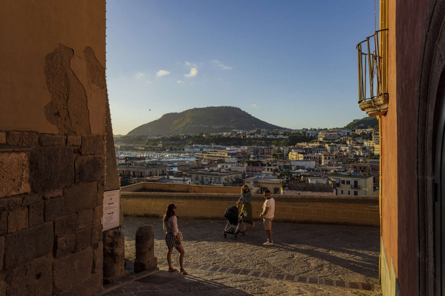 Près de Naples, défiance au-dessus du volcan