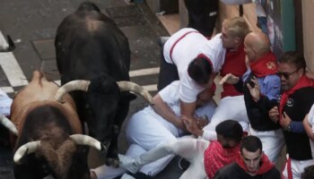 Primer encierro de San Fermín | Angustia en la plaza con varias vueltas al ruedo de los toros de La Palmosilla