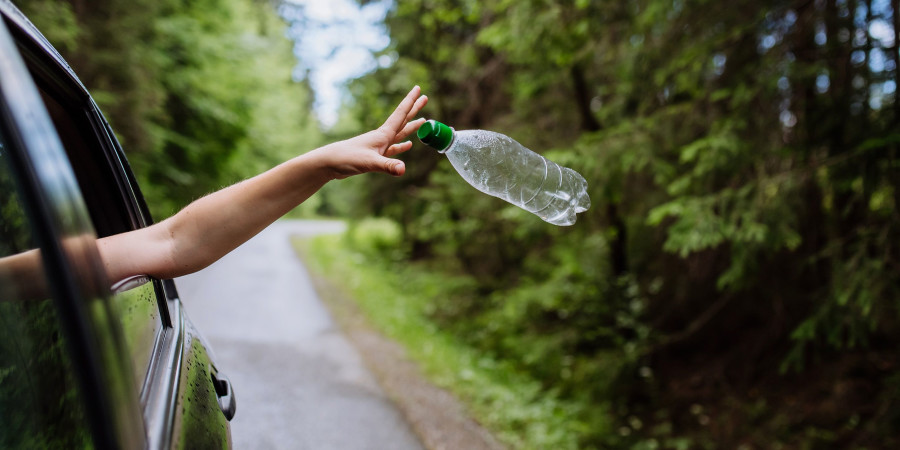 Sur la route des vacances: Un quart des Français jettent leurs déchets par la fenêtre