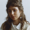 Sur son troisième album, le “Charm” de Clairo opère toujours