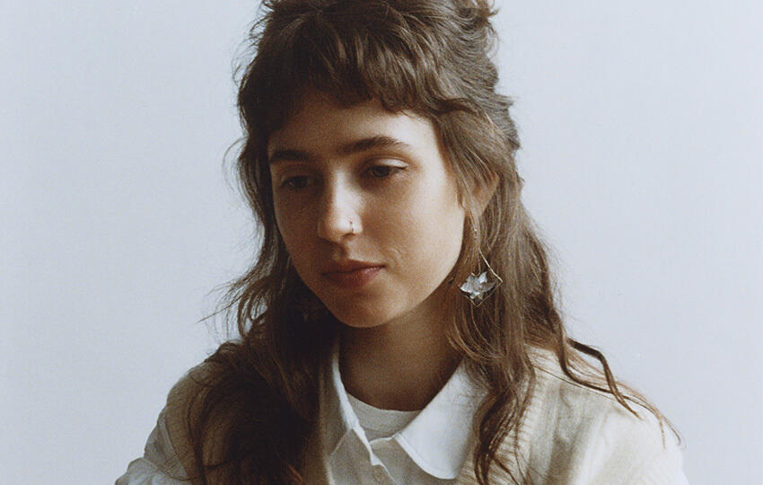 Sur son troisième album, le “Charm” de Clairo opère toujours