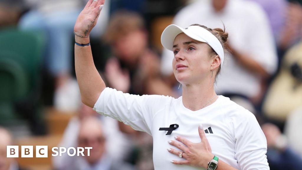 Elina Svitolina waves to the Wimbledon crowd