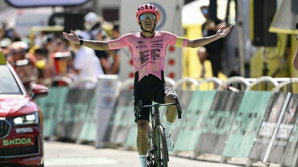 Tour de France: Richard Carapaz remporte la 17e étape en solitaire