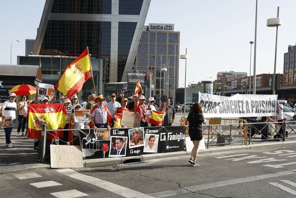 Un gran despliegue policial blinda a Begoña Gómez ante medios y manifestantes: "Ni la Infanta tuvo estos privilegios"