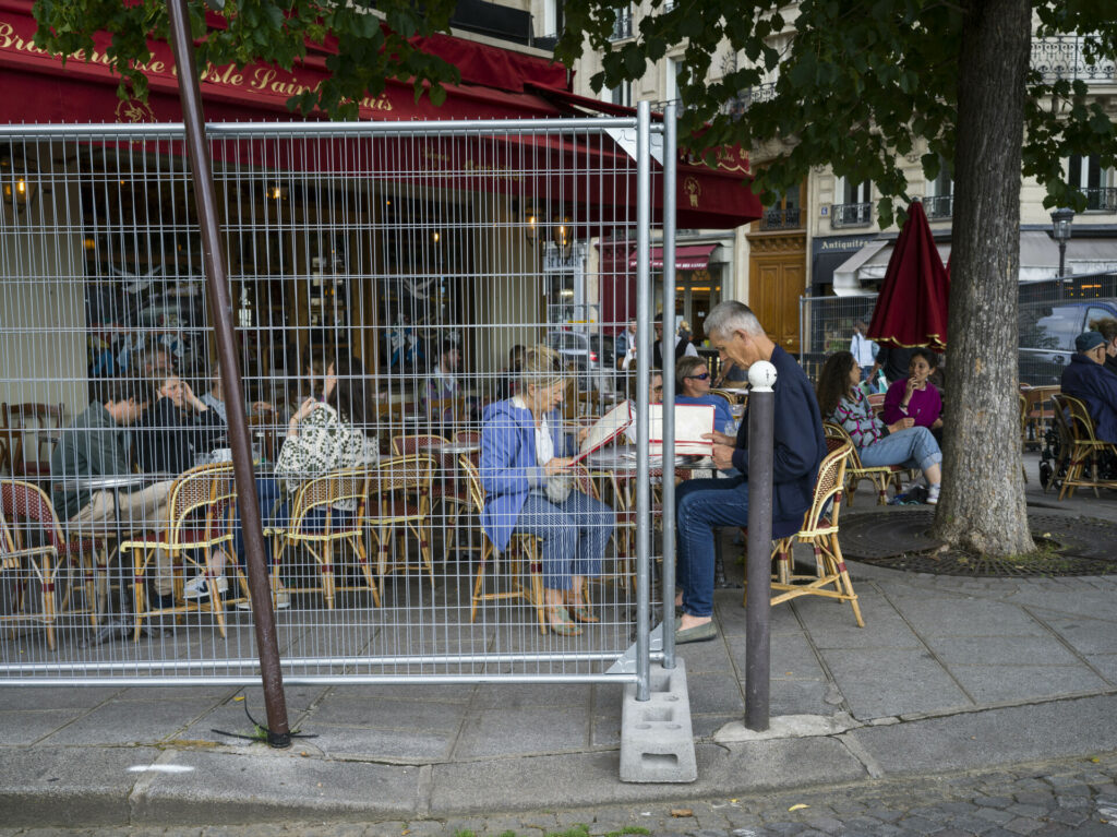 "Un peu comme au zoo": Derrière les barrières de sécurité, les terrasses parisiennes se vident