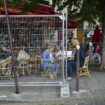 "Un peu comme au zoo": Derrière les barrières de sécurité, les terrasses parisiennes se vident
