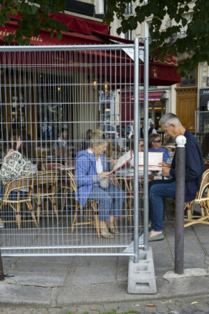 "Un peu comme au zoo": Derrière les barrières de sécurité, les terrasses parisiennes se vident