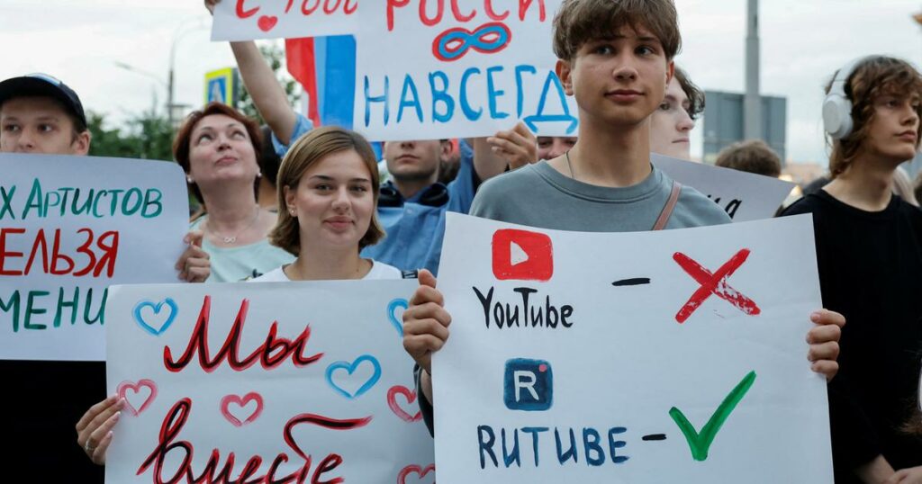 Un rassemblement à Moscou devant l'ambassade américaine, contre le blocage de chaînes YouTube russes