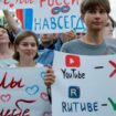 Un rassemblement à Moscou devant l'ambassade américaine, contre le blocage de chaînes YouTube russes