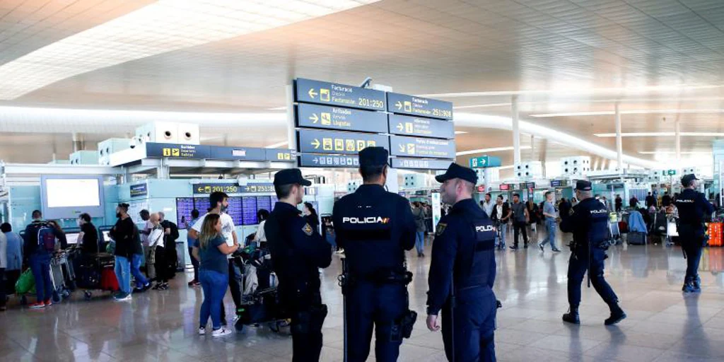 Un sindicato policial denuncia falta de efectivos en el aeropuerto de Barcelona en plena temporada estival