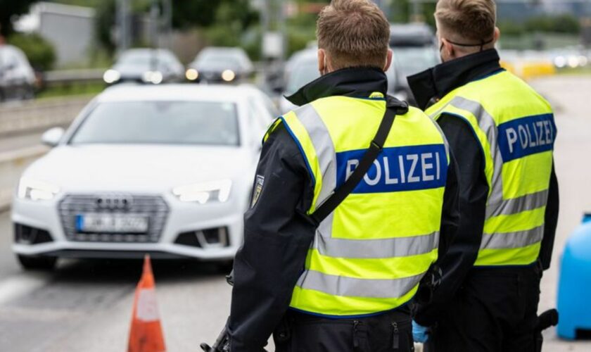 Weil zuletzt mehrere Menschen unerlaubt aus Österreich nach Bayern reisten, will die Bundespolizei mehr kontrollieren. (Archivbi