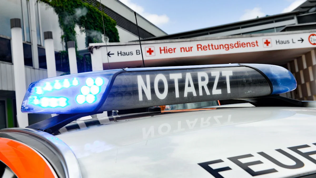 Unfall: Radfahrer prallt gegen Baum und stirbt