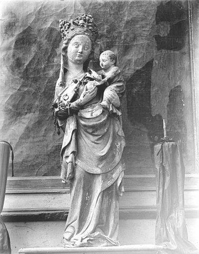 Photographie en noir et blanc de la statue de la Vierge à l’Enfant.