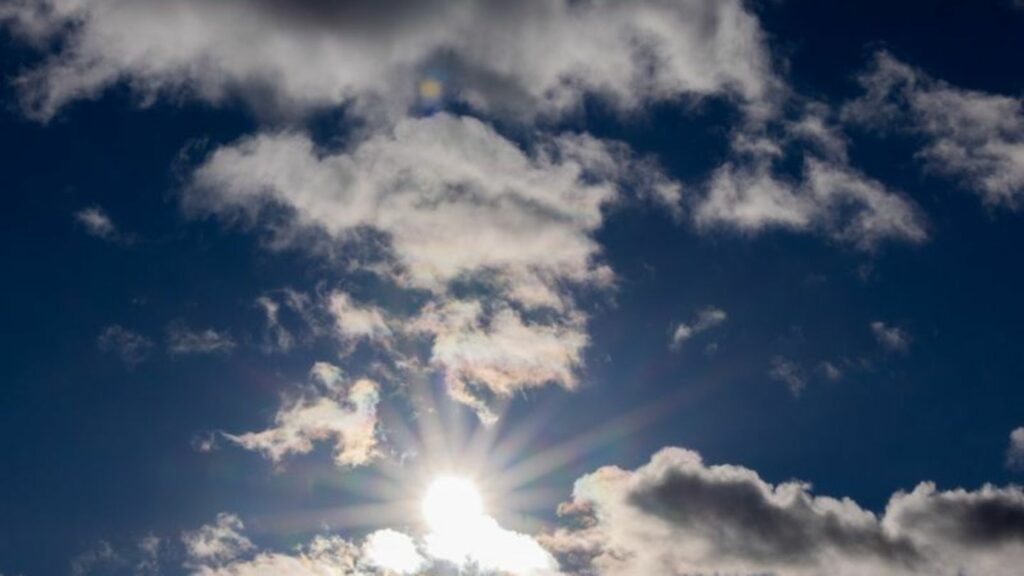 Der Deutsche Wetterdienst sagt wechselhaftes Wetter für den Norden voraus. Am Sonntagmittag besteht den Angaben zufolge ein geri