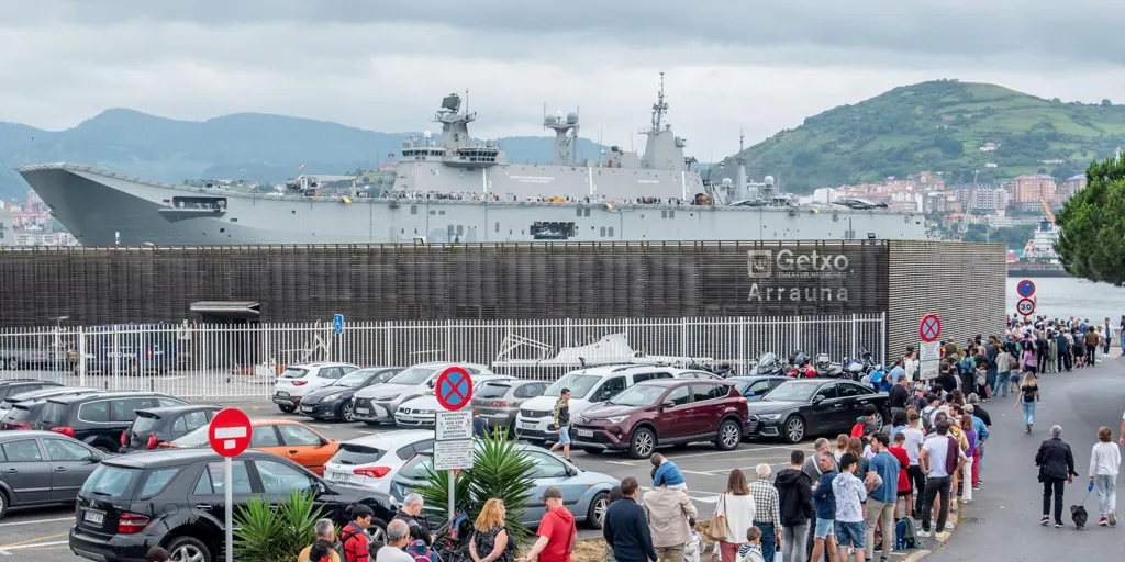 Zarpan de Bilbao los tres buques de la Armada entre críticas del PNV: «Es una imposición»