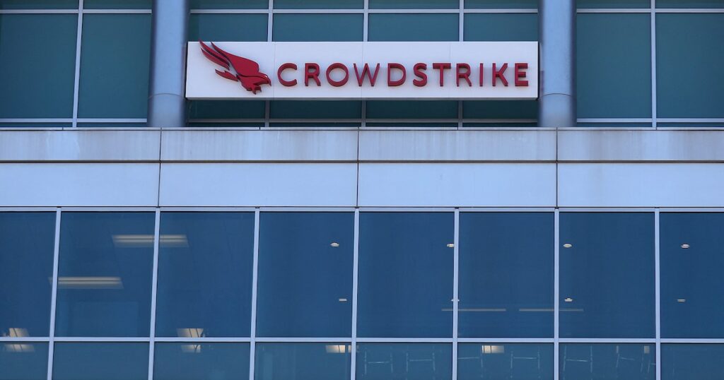 Le vendredi 19 juillet, une mise à jour d'un logiciel du groupe de cybersécurité CrowdStrike sur Windows, le système d'exploitation de Microsoft, a fait dysfonctionner de nombreux systèmes informatiques à travers le monde.