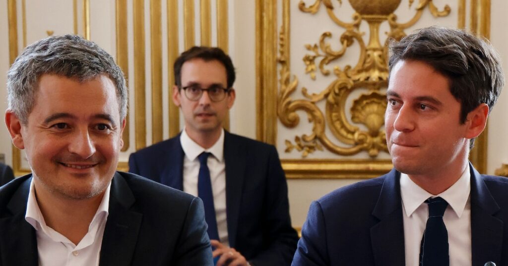 Le Premier ministre Gabriel Attal et le ministre de l'Intérieur Gérald Darmanin lors d'une réunion des membres du gouvernement démissionnaire à Matignon, le 31 juillet 2024