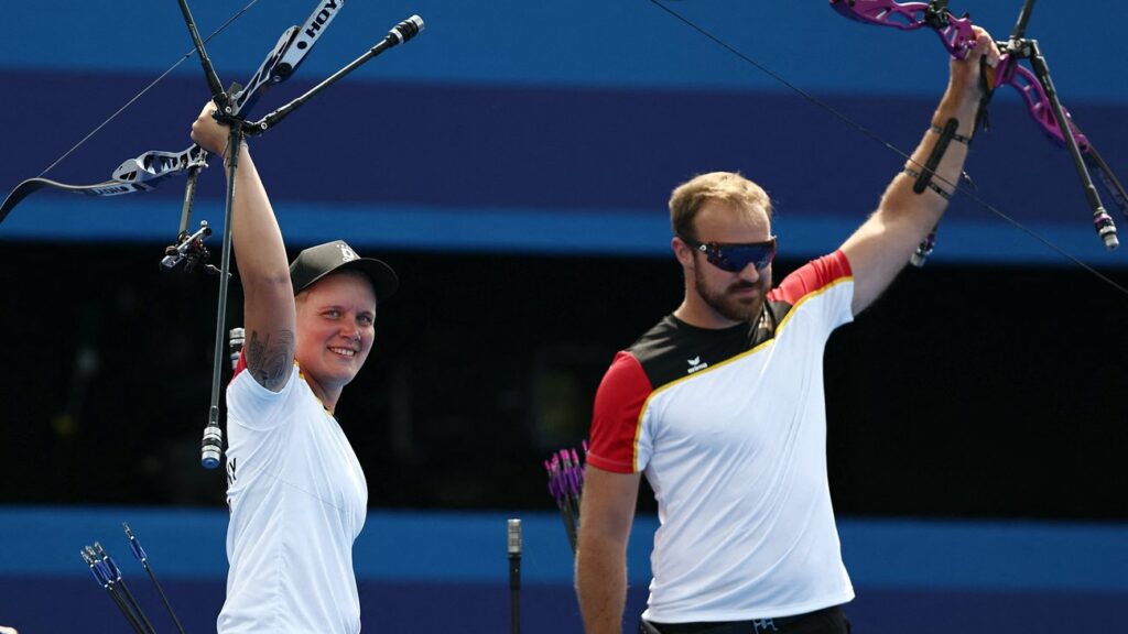 Olympische Spiele in Paris: Michelle Kroppen und Florian Unruh holen Silber im Bogenschießen