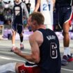 VIDEO. La technique infantile mais efficace de l'Américain Canyon Barry au lancer franc, lors du match de basket 3x3 entre la France et les Etats-Unis