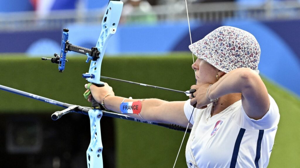 JO 2024 : la Française Lisa Barbelin qualifiée en quarts au tir à l'arc, le perchiste Armand Duplantis réussit son entrée... Suivez les épreuves de samedi