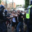 Au Royaume-Uni, les violences entre police et manifestants d’extrême droite se poursuivent