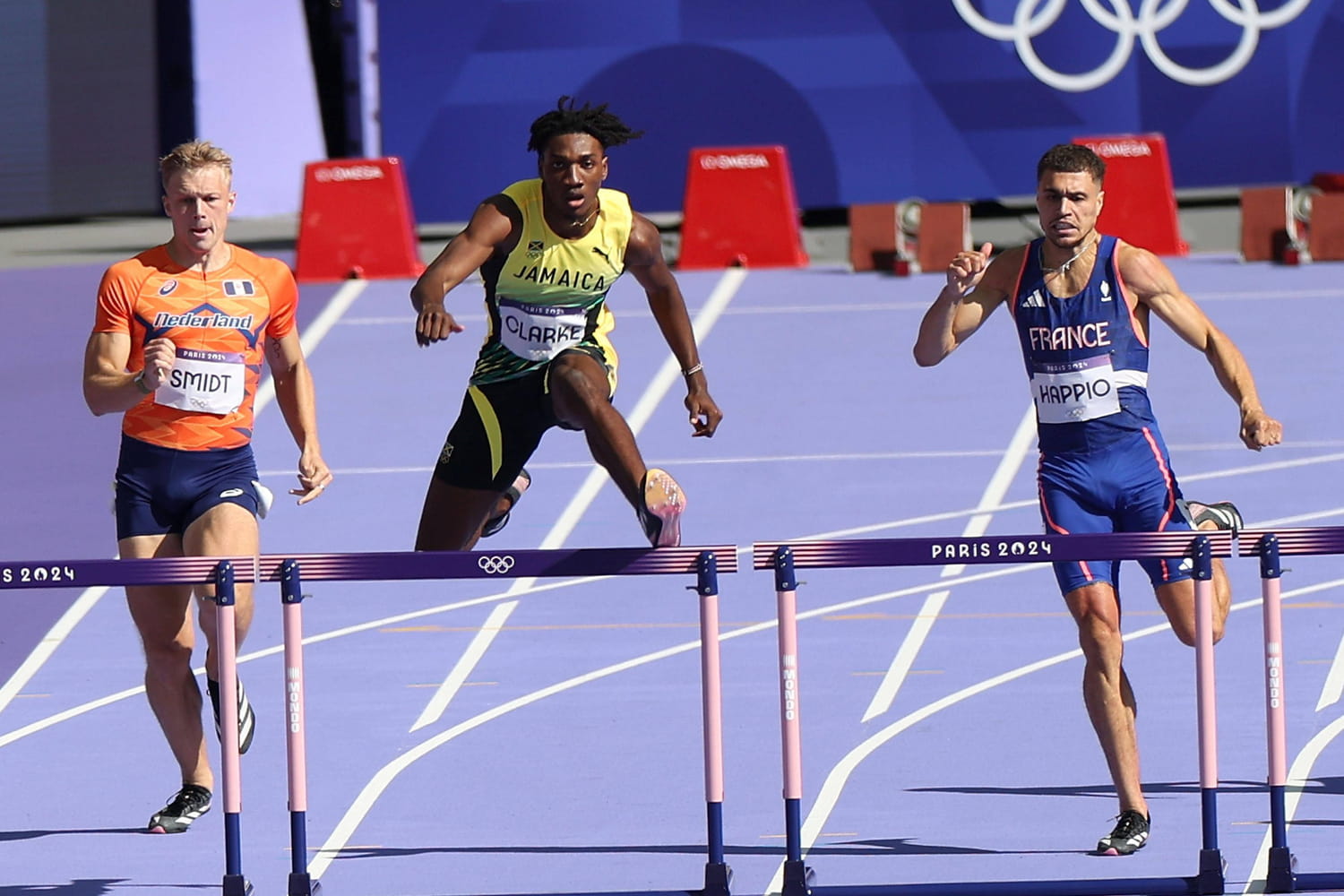 DIRECT. Athlétisme aux JO 2024 : Ducos, Happio et Grebo assurent sur la piste, les Françaises miraculées à la perche