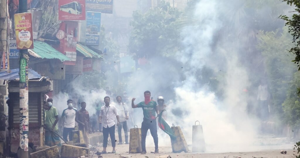 La police tire des gaz lacrymogènes sur des manifestants à Bogra, au Bangladesh, le 4 août 2024