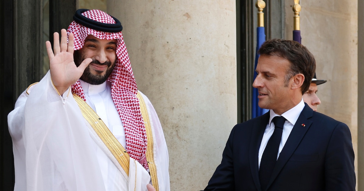 Le président français Emmanuel Macron accueille le prince héritier saoudien Mohammed ben Salman pour des entretiens au palais de l'Elysée à Paris, le 16 juin 2023