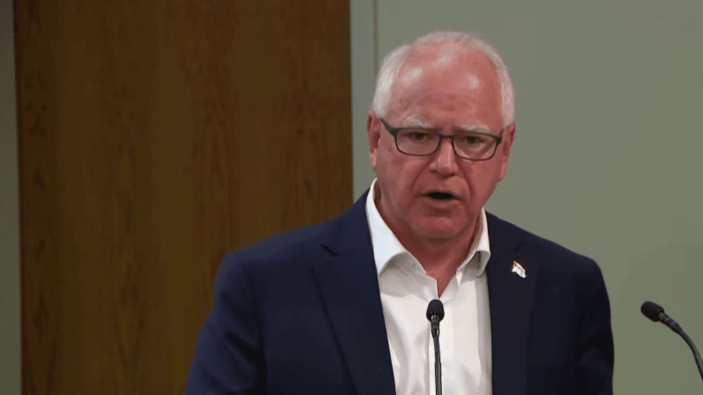 Présidentielle américaine : qui est Tim Walz, le colistier choisi par Kamala Harris ?