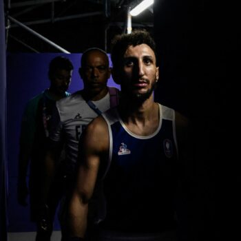 JO 2024 : Sofiane Oumiha vise l'or en boxe, les volleyeurs français défendront leur titre en finale... Suivez la soirée olympique